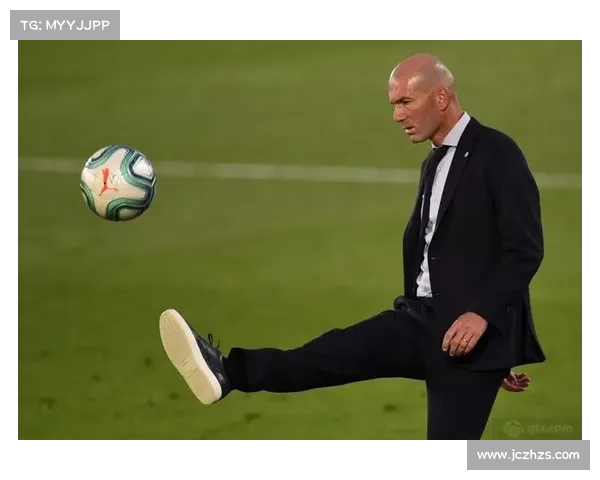 如何判断齐达内巅峰时期的表现标准与足球生涯的关键时刻